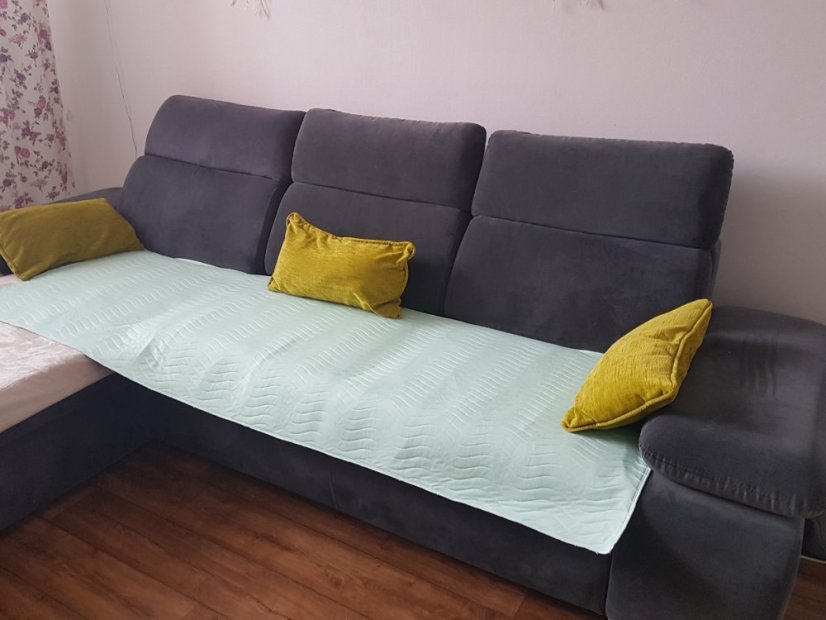 inkontinenční podložka na gauči