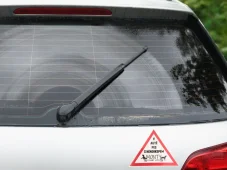 Nálepka na auto - V autě pes s hendikepem